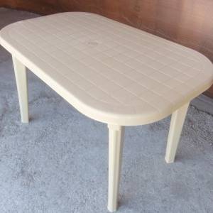 Стол пластиковый овальный бежевый