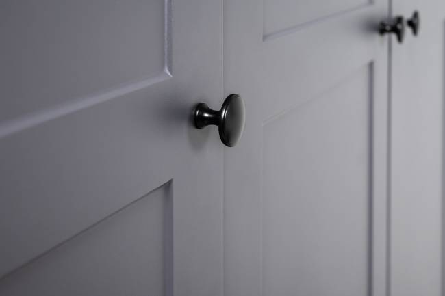 Комод четыре ящика с настенной вешалкой и двумя платяными шкафами Остин цвет серый графит/дуб крафт золотой