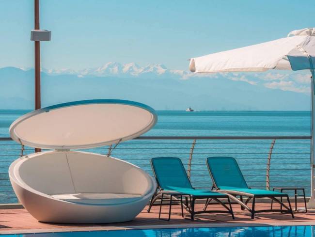 Шезлонг-лежак пластиковый Atlantico антрацит, голубой 1720-2040х700х350 мм