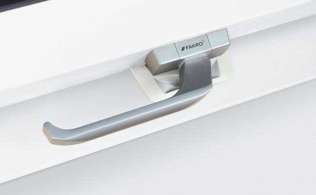 Деревянное мансардное окно FTU-V U3 со среднеповоротным открыванием