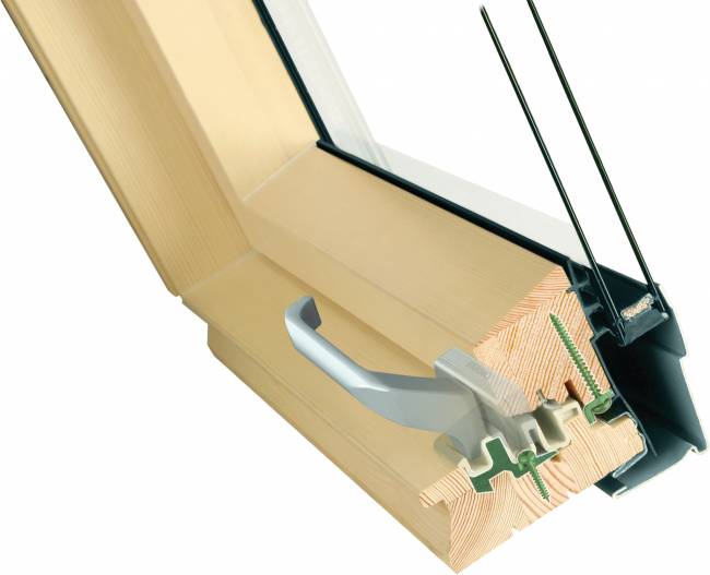 Деревянное мансардное окно FTP-V P2 со среднеповоротным открыванием Деревянное мансардное окно FTP-V P2 со среднеповоротным открыванием