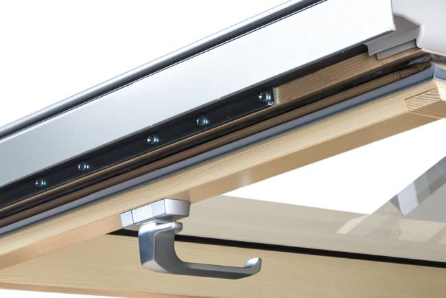 Деревянное мансардное окно FTP-V U4 со среднеповоротным открыванием Деревянное мансардное окно FTP-V U4 со среднеповоротным открыванием