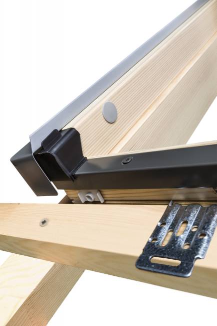 Деревянное мансардное окно FTP-V U3 с системой автоматического управления WiFi