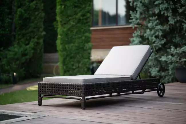 Лежак-шезлонг из искусственного ротанга КОРСИКА, коричневый, серый