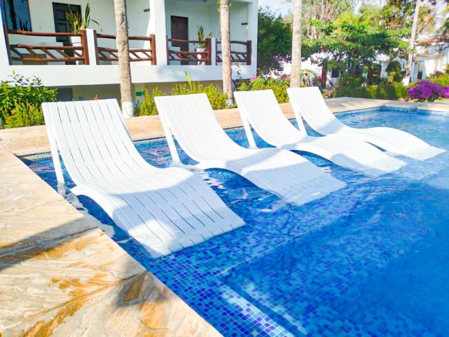 Шезлонг-лежак пластиковый Slim белый 1800х720х700 мм